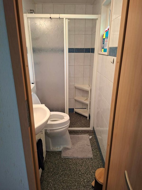 Badkamer met douche en toilet