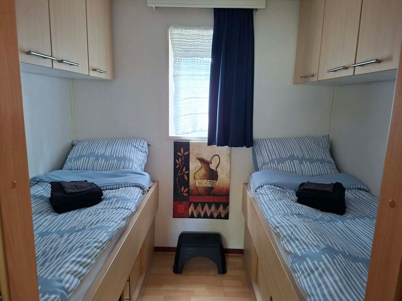 Slaapkamer met twee eenpersoonsbedden